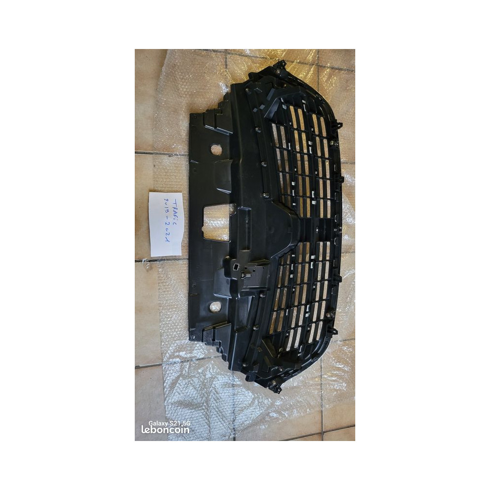 Calandre RENAULT TRAFIC 3 MOULURE PARE CHOC AVANT